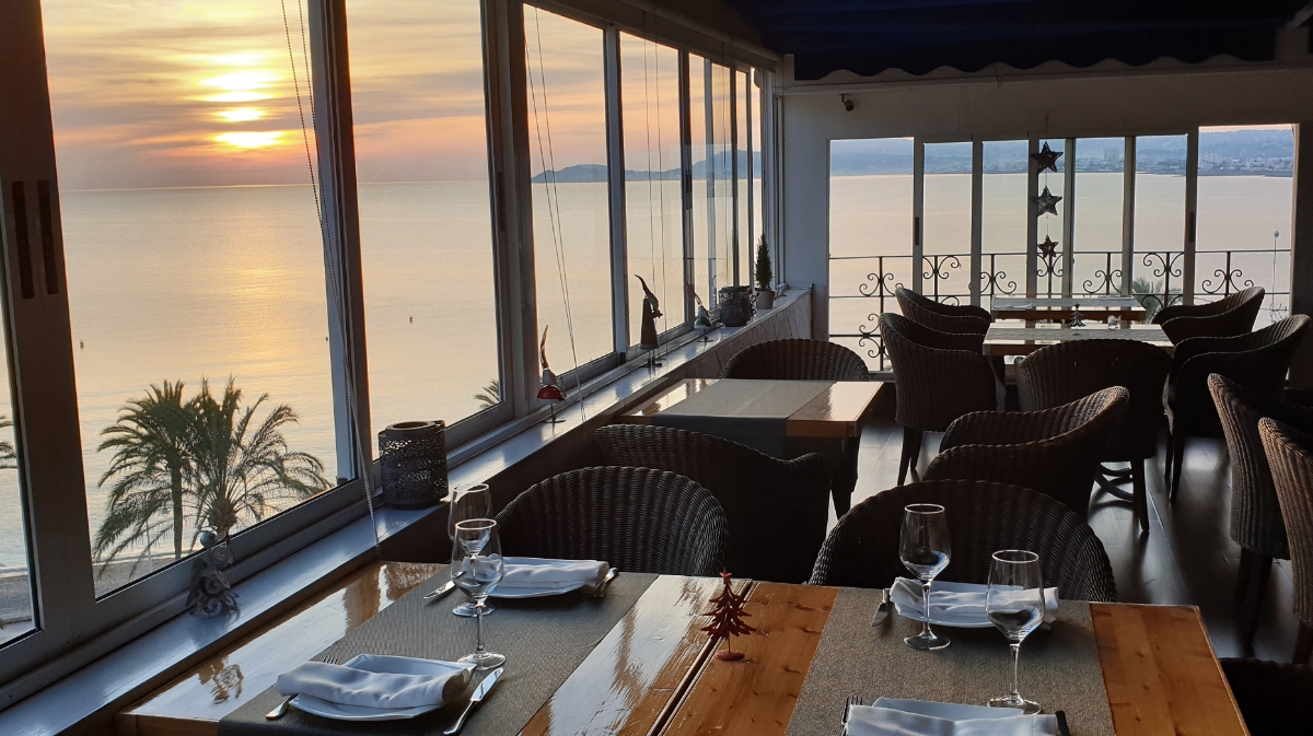 Sala del Restaurante Attico con vistas al puerto de Jávea